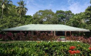 帕洛米诺约拉拉乡村民宿的花园中带绿色屋顶的房子