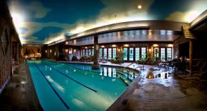 普莱西德湖镜湖度假&spa酒店的一座大楼里的一个大型游泳池