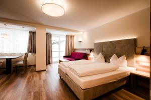 图克斯朵福帕特歌尼公寓式酒店的酒店客房设有一张大床和一张桌子。