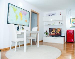 雅西White Dream Suites的白色的客房设有白色的办公桌和墙上的地图