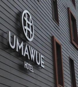 康塞普西翁Hotel Umawue的房屋一侧标有安代标志的标志