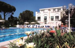 阿纳卡普里伊尔索格诺住宿加早餐酒店的一座带游泳池和大楼的度假村