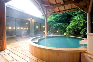 箱根汤本富士屋酒店的庭院设有按摩浴缸和木甲板
