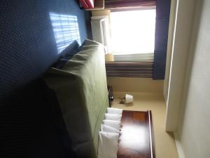 圣马特奥市Inn at Bayshore的客房设有床、镜子和窗户。