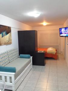 布兰卡港Las Marinas Rent的客房设有两张床和一台平面电视。