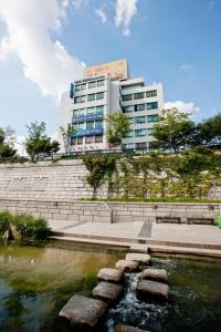首尔中央观光酒店的建筑前的一座建筑和一座池塘