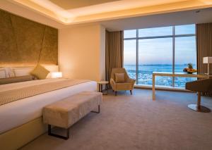 麦纳麦巴林格罗夫酒店及会议中心的酒店客房设有一张床和一个大窗户