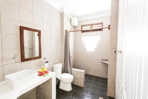 武吉拉旺武吉拉旺因陀罗谷酒店 的一间带卫生间、水槽和镜子的浴室