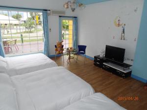 关山镇花田村民宿的一间卧室配有两张床和一台平面电视