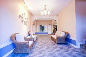 素可泰Vieng Tawan Sukhothai Hotel的一间设有藤椅的等候室和候机室
