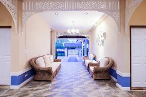 素可泰Vieng Tawan Sukhothai Hotel的一间设有藤椅和拱门的等候室