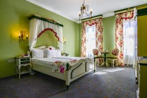 锡比乌Rosen Villa Sibiu的一间卧室设有床铺、绿色的墙壁和窗户