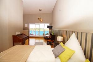 盖恩斯海姆Hotel Rheingold的一间卧室配有一张床、一张书桌和一个窗户。