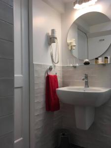 杜布罗夫尼克杜布罗夫尼克阿尔特纳迪夫酒店的白色的浴室设有水槽和镜子