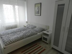 萨格勒布Apartman Perica的白色的卧室设有床和窗户