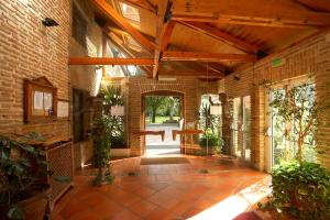 卡里翁德洛斯孔德斯Hotel Real Monasterio de San Zoilo的室内庭院,设有砖砌建筑和木制天花板