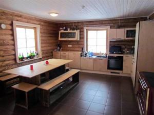 奥泰佩奥莎普克玛雅度假屋的一间厨房,内设木墙和桌子