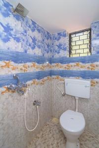 莫尔吉姆Casa Nobert的一间带卫生间的浴室和墙上的绘画