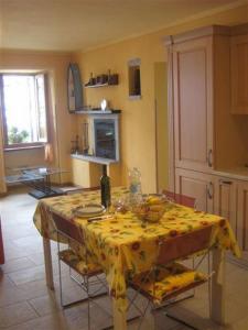 卡尼洛瑞维拉Il Pergolato的厨房配有一张带黄桌布的桌子