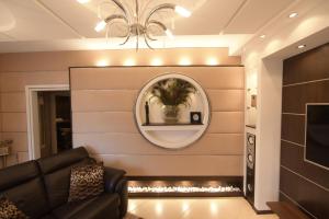 阿拉德H & V Residence - Bungalow Apartment的带沙发和镜子的客厅