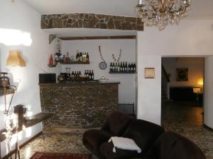 巴塞尔加·迪·皮纳杜皮尼酒店的带沙发和砖砌壁炉的客厅