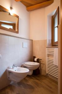 圣皮埃尔B&B Lo VAN - Camere al Verde Villaggio di Rumiod的浴室配有白色卫生间和盥洗盆。