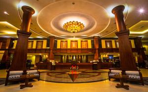 暹粒Prince Angkor Hotel & Spa的大厅,带有柱子和吊灯的酒店大厅