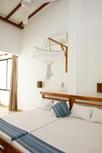 马特勒假日度假胜地海滩旅馆的配有2张床的白色墙壁和窗户。