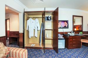 麦纳麦拉米加州旅馆的酒店客房带衣柜,上面有西装