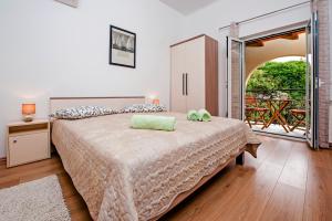 罗维尼Apartments & Rooms Chiara的一间带大床的卧室和一个阳台