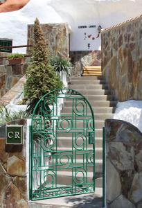 JuncalilloCasa-Cueva Villa Alta的楼梯前的大门