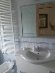 奥斯图尼Attico Ostuni的一间带水槽、镜子和卫生间的浴室