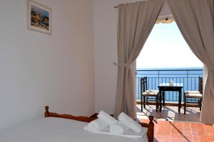 科帕罗Villa Panorma的一间卧室设有一张床,享有海景