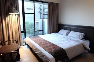 清迈古色古香清迈酒店的一间卧室设有一张床和一个大窗户