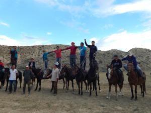 TongJurten Camp Almaluu的一群人站在沙漠里骑着马