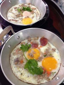 彭世洛苏克微摩尔普雷斯旅馆的两盘食物,炉子上放鸡蛋