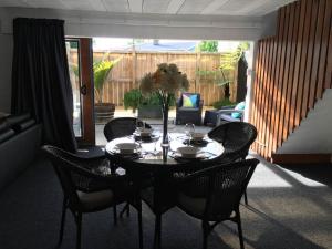 坎布里奇沃尔现代公寓的客厅配有餐桌和椅子