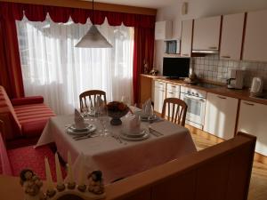 奥蒂塞伊埃尔维斯公寓的厨房配有带白色桌布的桌子