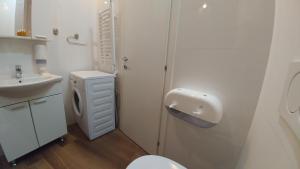 贝尔格莱德Decanska Apartments的白色的浴室设有卫生间和水槽。