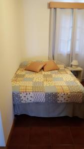 富尔纳斯Casa da Beija - House Azores的一张床上有两个枕头的房间