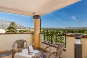 奥罗塞伊拜亚玛莉娜酒店的设有一个配有桌椅并享有美景的阳台。