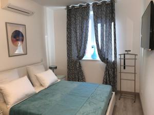 尼斯坎迪尔公寓的一间卧室设有一张床和一个窗口