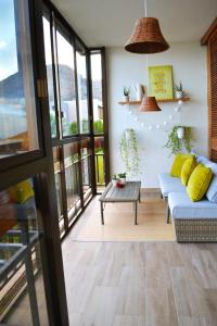 圣克鲁斯-德特内里费Flores & Campos Guest House的客厅配有沙发和桌子