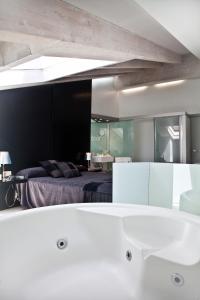 普韦布拉桑纳比亚波萨达真实拉帕斯卡酒店的一间卧室配有一张床和一面大镜子