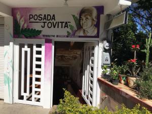 希利特拉Hotel Jovita的门上方带有标志的建筑,有门