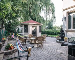 渥太华豪华庄园宾至如归度假屋的一个带桌椅的庭院和一个凉亭