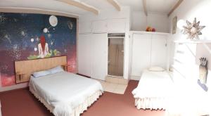 波切夫斯特鲁姆Paljas Backpackers的一间卧室设有两张床,墙上挂着一幅画