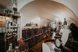 帕尔杜比采Penzion Víno Hruška Pardubice的一间装满大量葡萄酒的房间