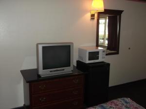 埃弗里特日出酒店 的房间里的电视机和微波炉