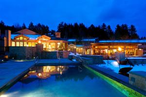 斯托Topnotch Resort的一座晚上设有游泳池的房子